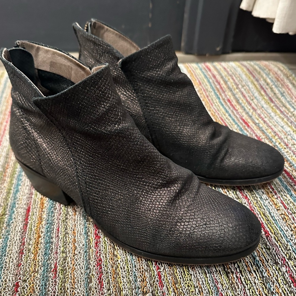 H by Hudson black snake print, textured leather zip-up ankle boot- 39/ US 8